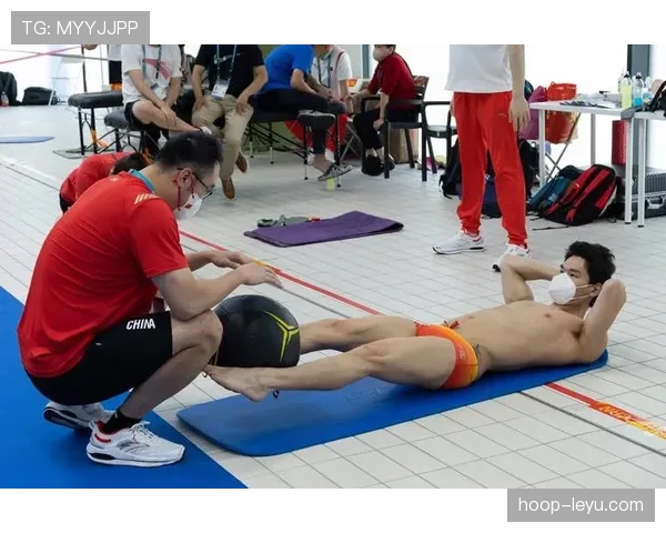 徐嘉余训练完直接拎着爱马仕去吃路边摊？